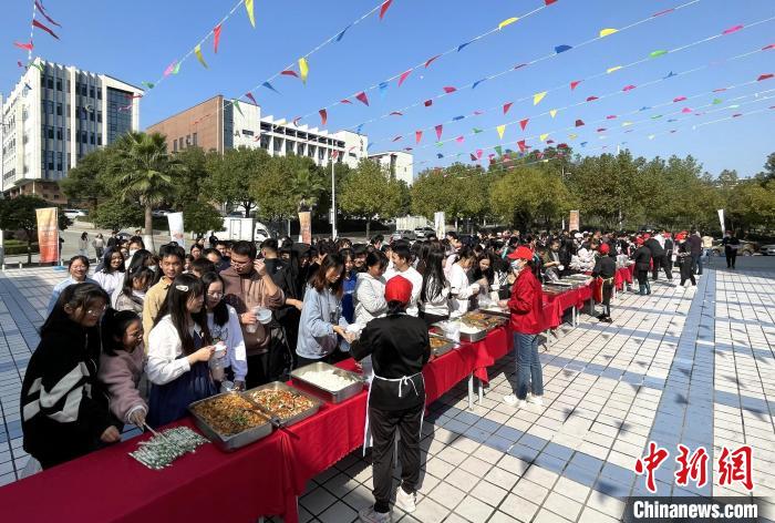 师生免费品尝鱼宴(10月30日拍摄) 钟炜 摄