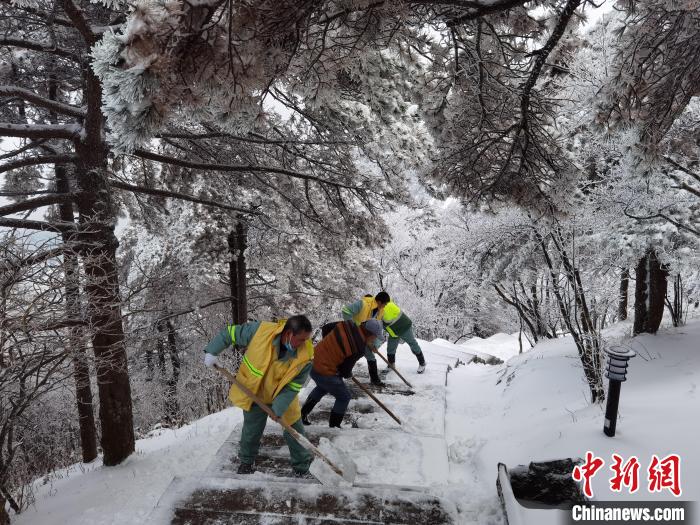 工人在扫雪。　梅建 摄