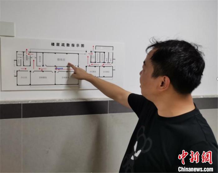 孔家埭社区居委会副主任吴建军介绍安置点情况。　张雨滴 摄