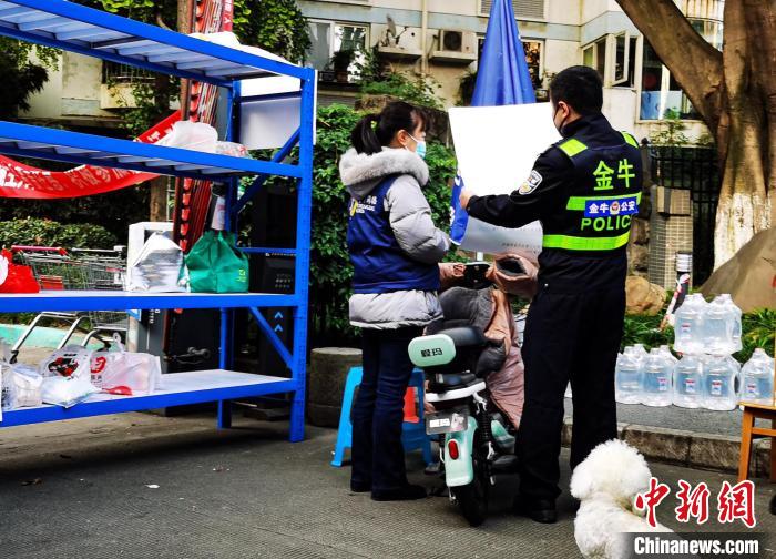 民警与志愿者交流。　成都市公安局金牛区分局 供图