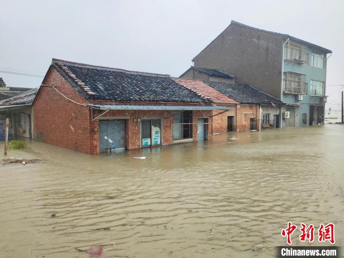 台风登陆浙江期间带来严重影响。　王逸飞 摄