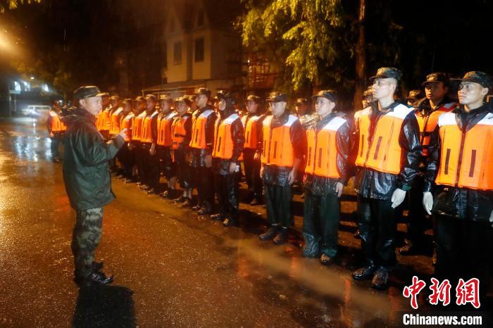 武警上海总队机动一支队官兵冒雨进行支援。　殷立勤 摄