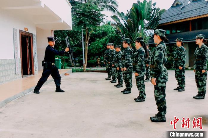 图为民警为巾帼护村队进行培训。　西双版纳边境管理支队供图