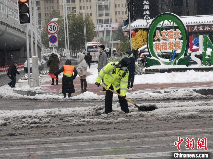 图为交警在铲雪，保障民众出行。　大连交警支队供图