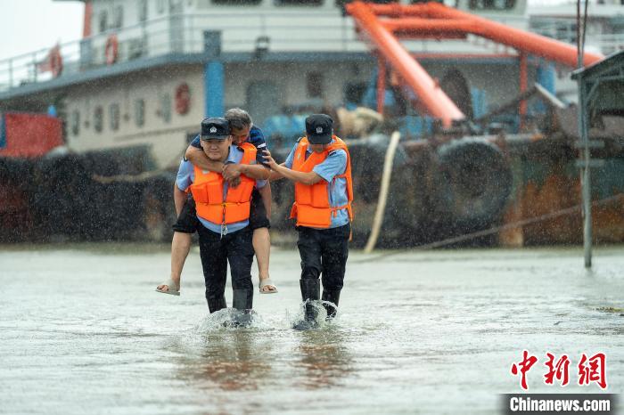 民警转移群众。　盐城警方供图