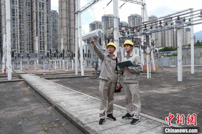 图为7月22日，国网福州供电公司工作人员在110千伏鳌峰洲变电站对设备进行巡查。　陈德钧 摄