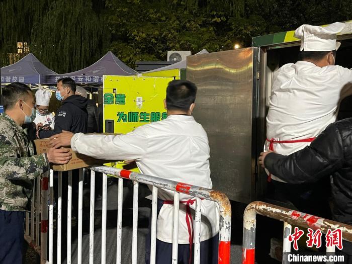 校外食材于校门口卸货。　童笑雨 摄