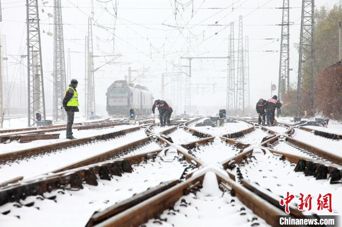 进行不间断除雪。　沈铁 供图