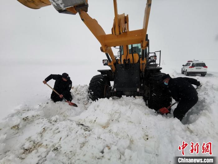 图为达巴边境派出所民警正在组织清理辖区道路上的积雪 阿里边境管理支队供图