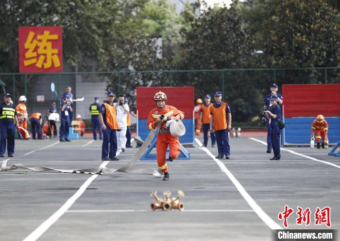 图为比赛现场，消防员拼搏瞬间。　贵州省消防救援总队供图