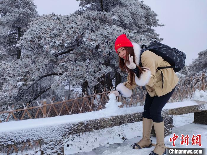 游客冒雪游览黄山。　梅建 摄