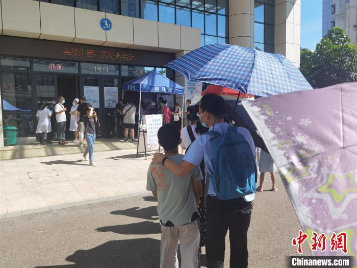 在福能总医院观察到，等待核酸检测的人员排起了长队。市民陈先生告诉记者，整个检测过程大概要两个小时。　龙敏 摄