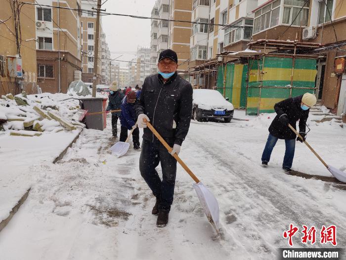 物业人员在小区清雪。　姜辉 摄