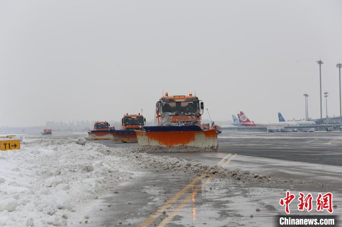 除雪车清扫机场跑道。　哈尔滨机场提供