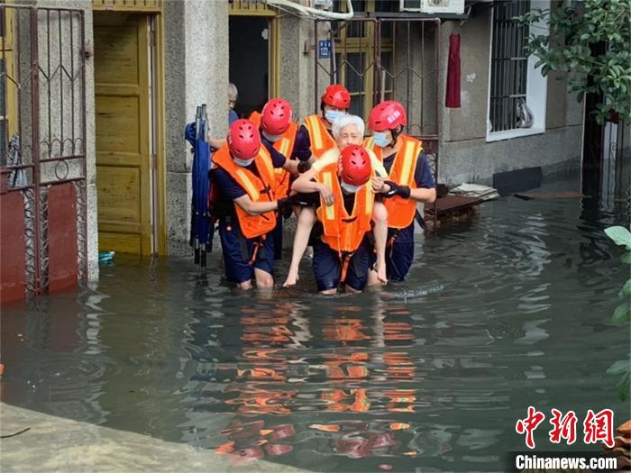 8月12日，武汉黄陂消防转移受困人员 武汉消防供图