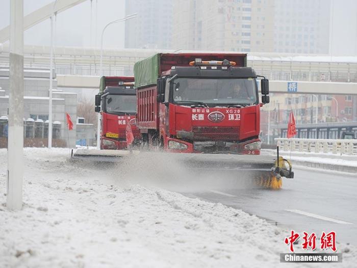 吉林省迎来近十年最早寒潮天气，从本月6日起强度逐日递增，至8日已呈现出极端性，导致该省陆空交通出现大范围停运，各行各业正全力应对，消除暴雪冻雨强风带来的影响。图为环卫车辆在清理积雪。张瑶 摄