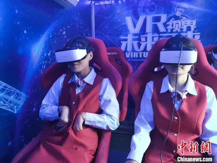 图为学生们体验机器人VR航模。　武文宣 摄