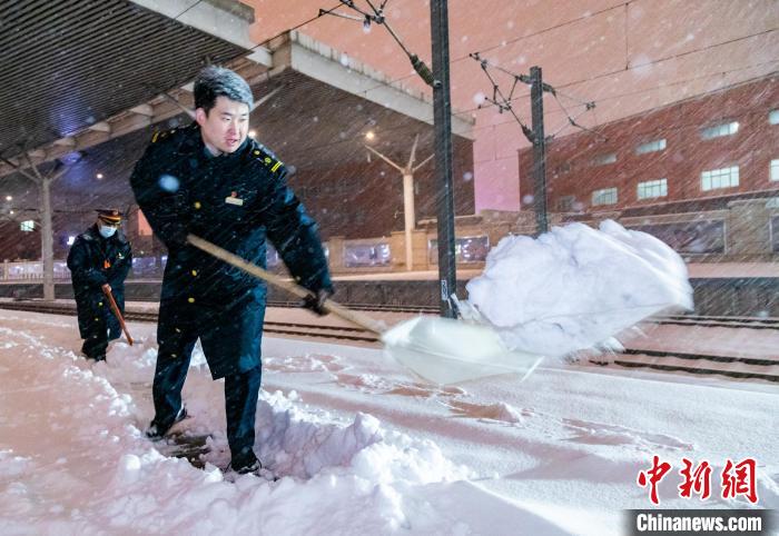 铁路工作人员正在清除积雪。　沈铁供图