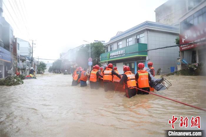  8月12日，随州柳林镇受灾严重，消防转移受困人员 随州消防供图