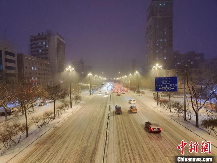 11月22日晚，哈尔滨市仍在降雪。　姜辉 摄