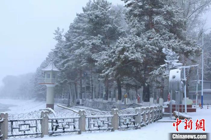 雪后的公园。　周学武 摄