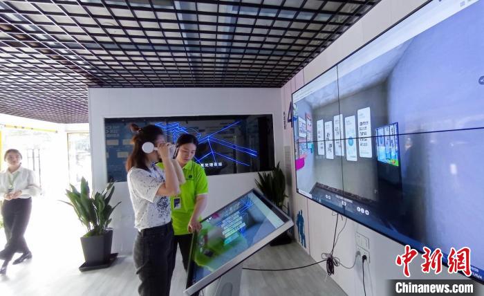 图为市民体验垃圾分类宣教中心的VR设备。　陈鑫 摄