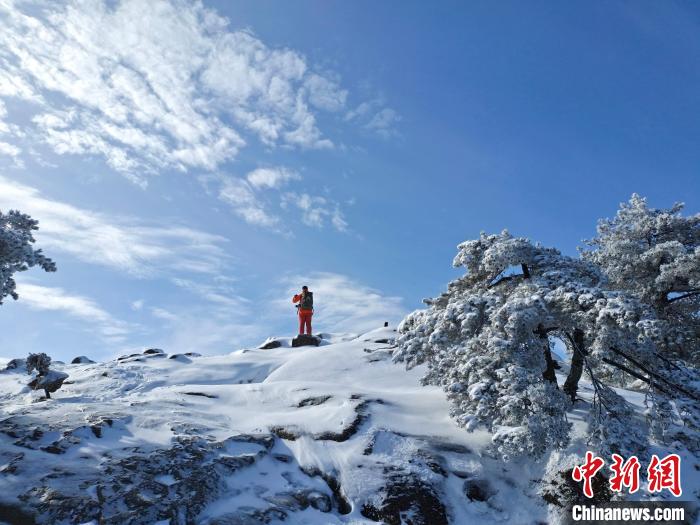 银装素裹的黄山。　秦自平 摄