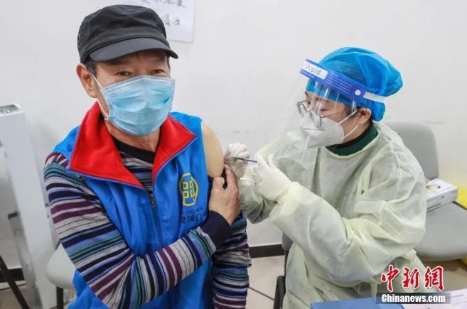 资料图：3月18日，68岁的外交部街社区居民赵德贵正在建国门街道体育中心接种点接种新冠疫苗。中新社记者 贾天勇 摄
