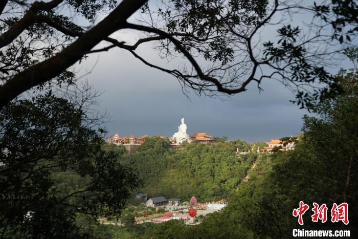 观音像是园内文化旅游重要标志。　潘旭临 摄