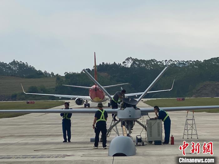 广西自然资源调查监测院组织彩虹四无人机在玉林福绵机场执行应急演练任务。　林東平 摄