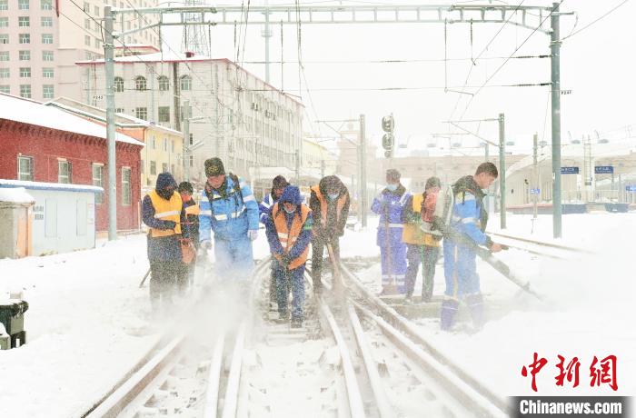 工作人员在线路除雪作业。　哈铁提供