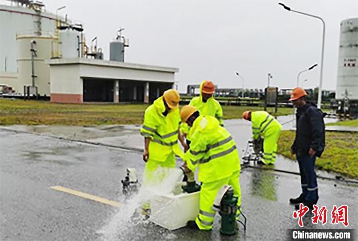 台风来临前，再次确认用于排水的电潜泵性能状况。上海液化天然气供图 上海液化天然气供图