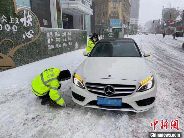 图为救援车辆。　沈阳市公安局交通警察局供图