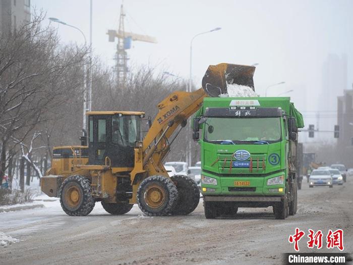 长春市区开启清雪作业。　张瑶 摄