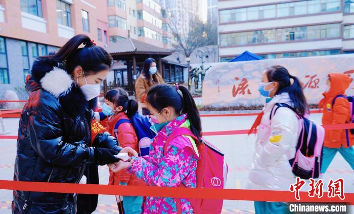 图为兴海路小学学生在进行入校测体温。　马铭言 摄