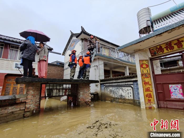 图为救援现场。　洱源县森林消防中队提供