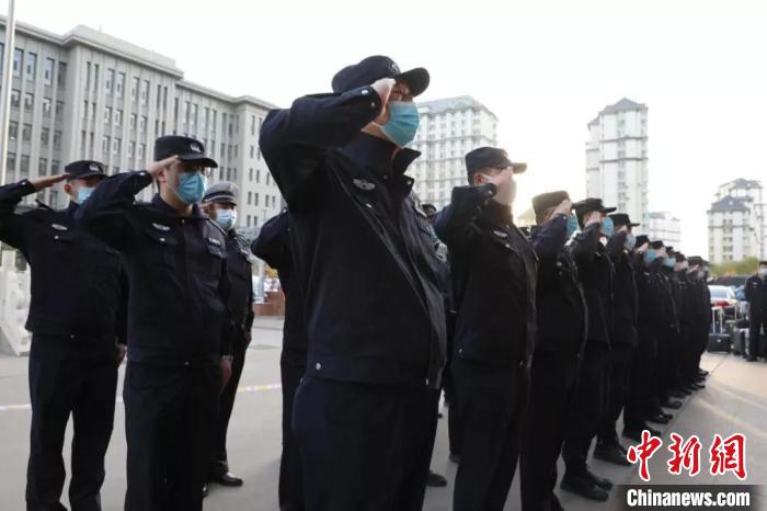 图为内蒙古多地集合警力驰援额济纳。　公安机关供图