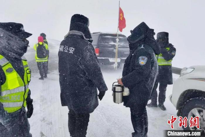 强降雪后，西藏安多县警方在国道109线唐古拉山段开展除雪保通工作。 安多县公安局 供图