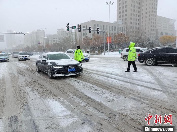 图为受降雪影响车辆缓慢行驶。　端木 摄