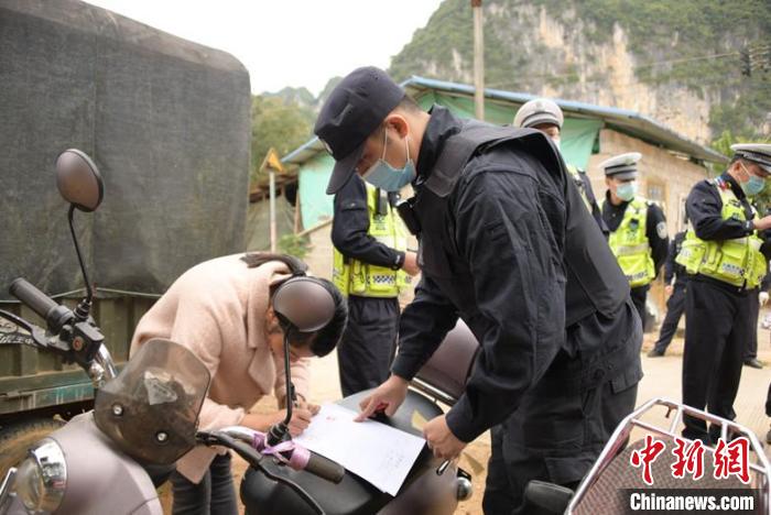 民警对车辆进行检查。　崇左市公安局供图