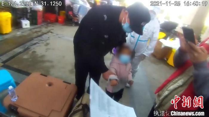 上海民警充当起“临时接送家长”的角色。　上海公安供图