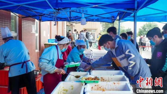 学生有序取餐。　成都理工大学供图