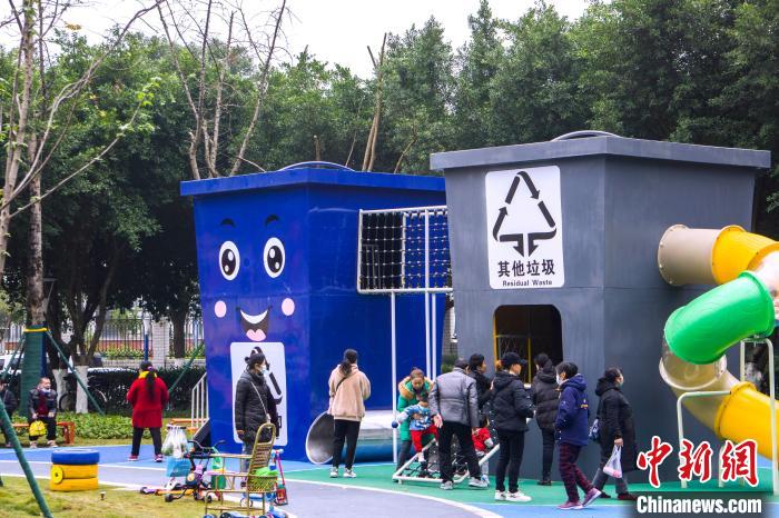 图为垃圾分类投放桶造型的儿童游乐场地。　陈鑫 摄