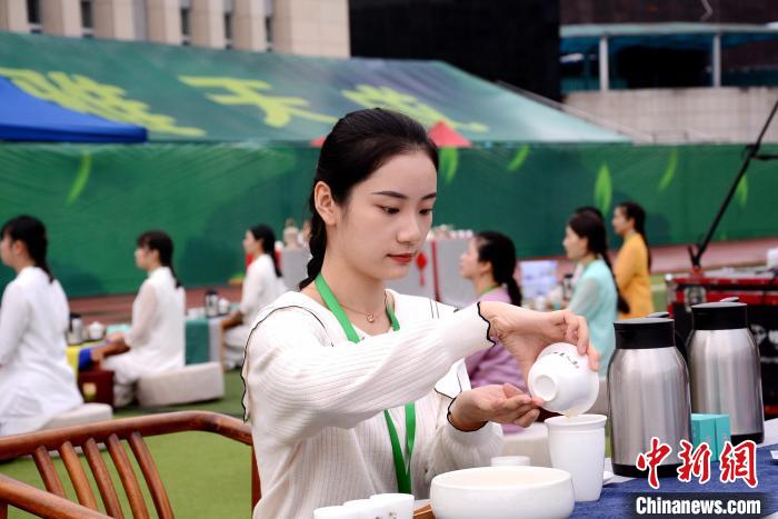 图为：首届中国美人茶大赛现场，茶艺表演。　林璐 摄