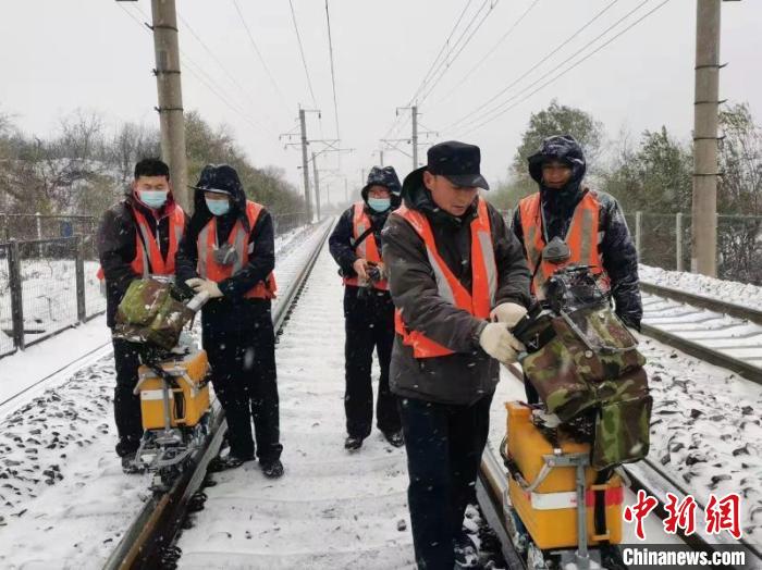 太原铁路紧急应对强降雪，确保旅客平安出行，运煤通道畅通。　王楷文 摄