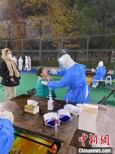 杭州市中医院医护人员正在开展核酸检测。　杭州市中医院供图