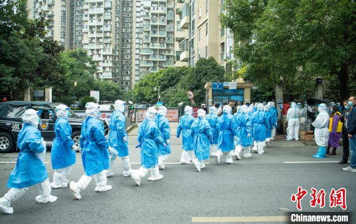 成都本轮疫情发生后，防疫人员进入中风险地区。　刘忠俊　摄