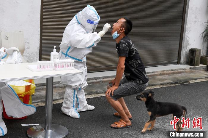 民众在做核酸检测。　杨华峰 摄