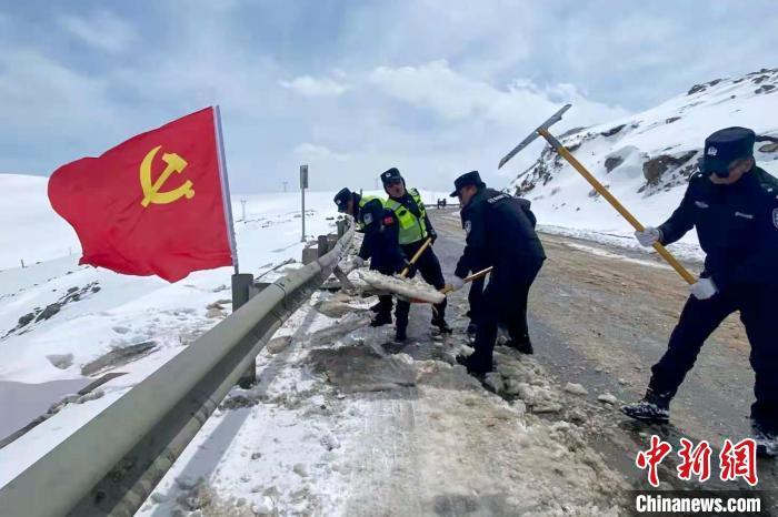 图为2021年4月初，唐古拉山出现强降雪天气，西藏安多县当地交警等进行除雪保通。　安多县公安局 供图