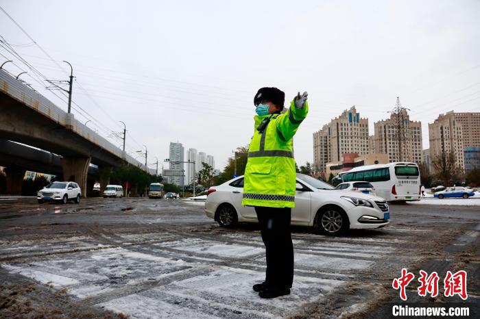 图为交警指挥交通。　大连交警支队供图